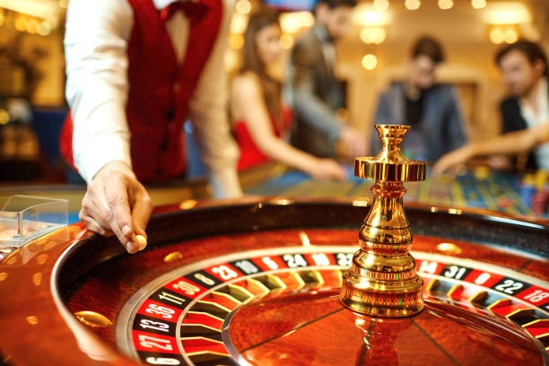 Live Schedule table list on lurus4d mobile app showing active blackjack and roulette tables with dealer names and player counts